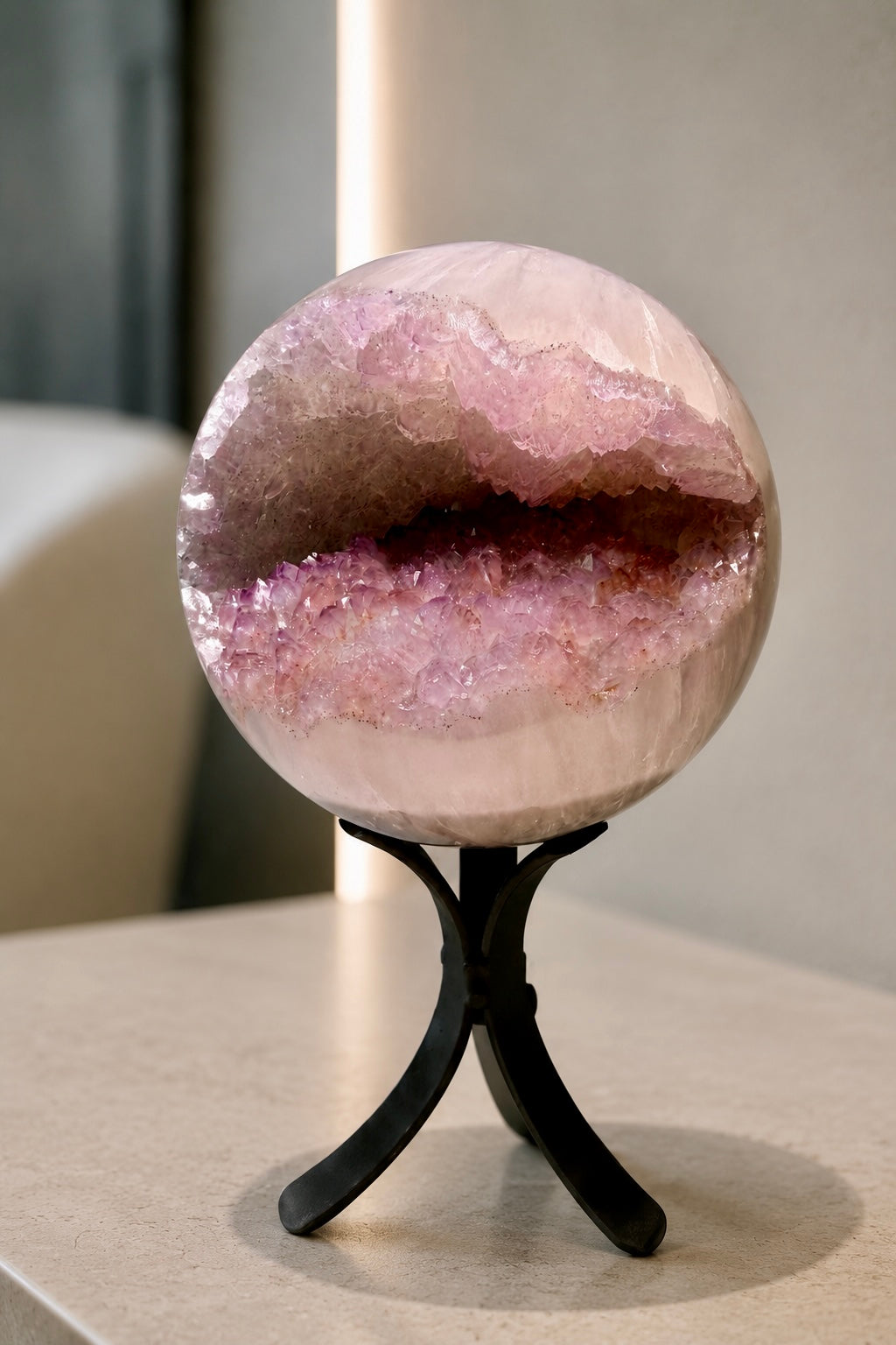 Pink Amethyst Kugel aus Uruguay, natürlicher Edelstein Kristall, 10,3 cm