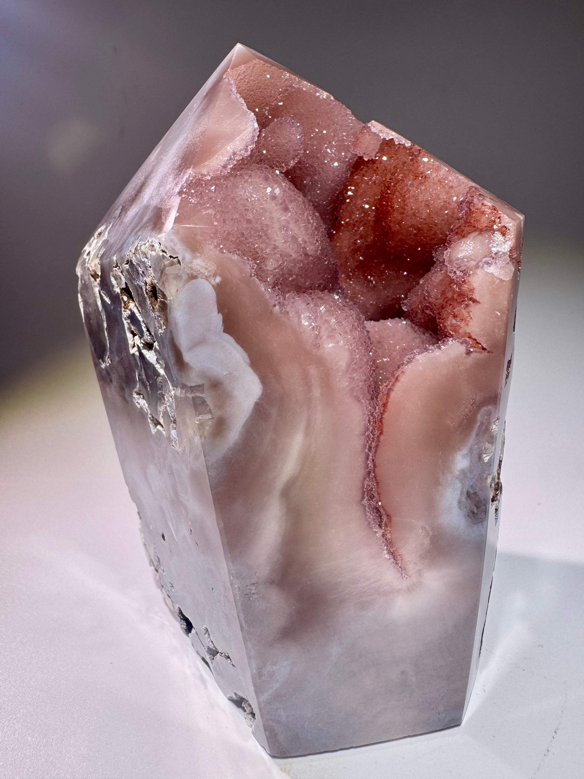 Pink Amethyst Turm aus Brasilien – 12,5 cm hoch, 1 kg schwer, mit rosa Kristallen
