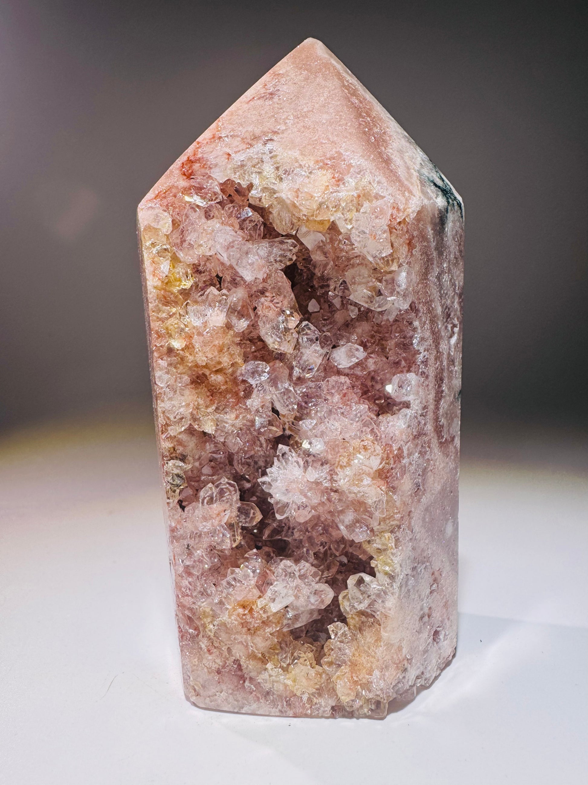 Pink Amethyst aus Soledade, Brasilien mit feinen grünen Adern und blumenartigen Kristallen, 11 cm hoch, 467 g – einzigartiges Heilstein-Unikat