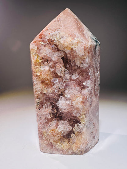 Pink Amethyst aus Soledade, Brasilien mit feinen grünen Adern und blumenartigen Kristallen, 11 cm hoch, 467 g – einzigartiges Heilstein-Unikat