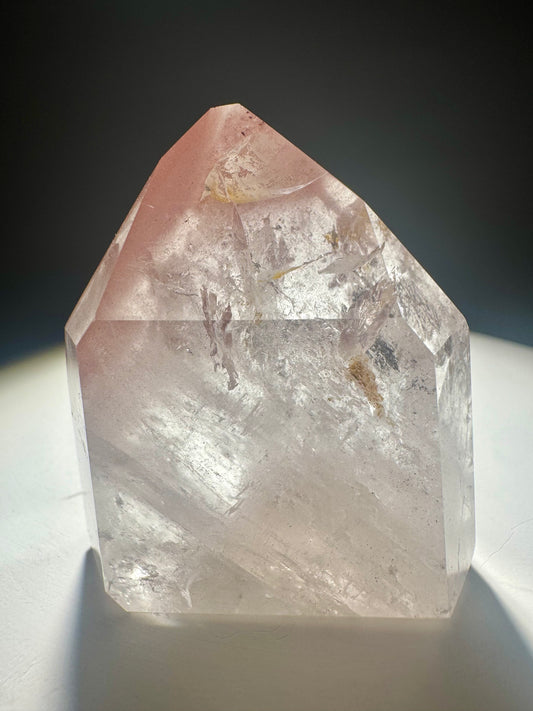 Pink Lithium Spitze 4.5 cm – zartes Rosa, faszinierendes funkelndes Innenleben, seltener Edelstein aus Brasilien 💎