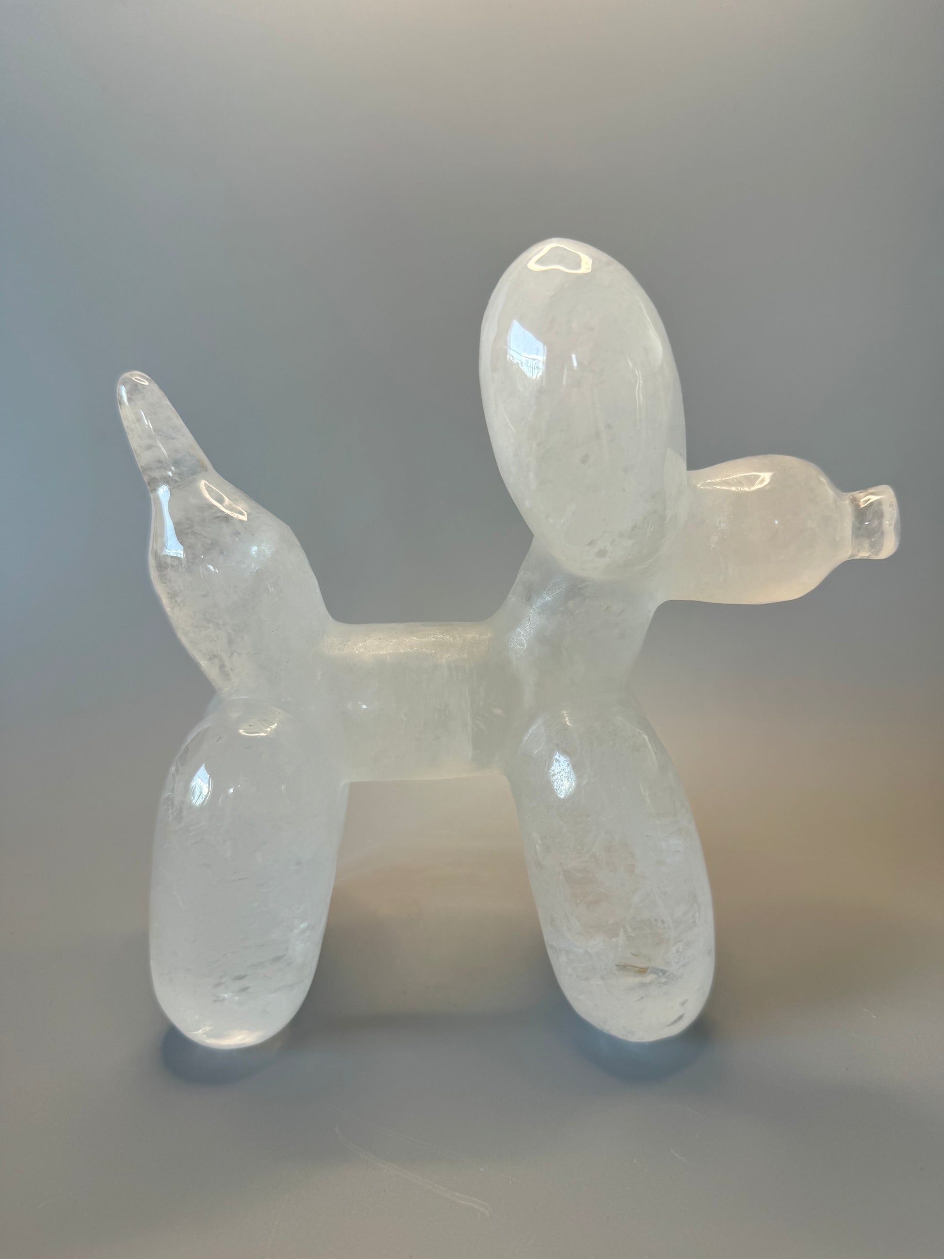 Pop-Art trifft Natur – Jeff Koons Stil Balloon Dog Skulptur aus hochwertigem Bergkristall – handmade