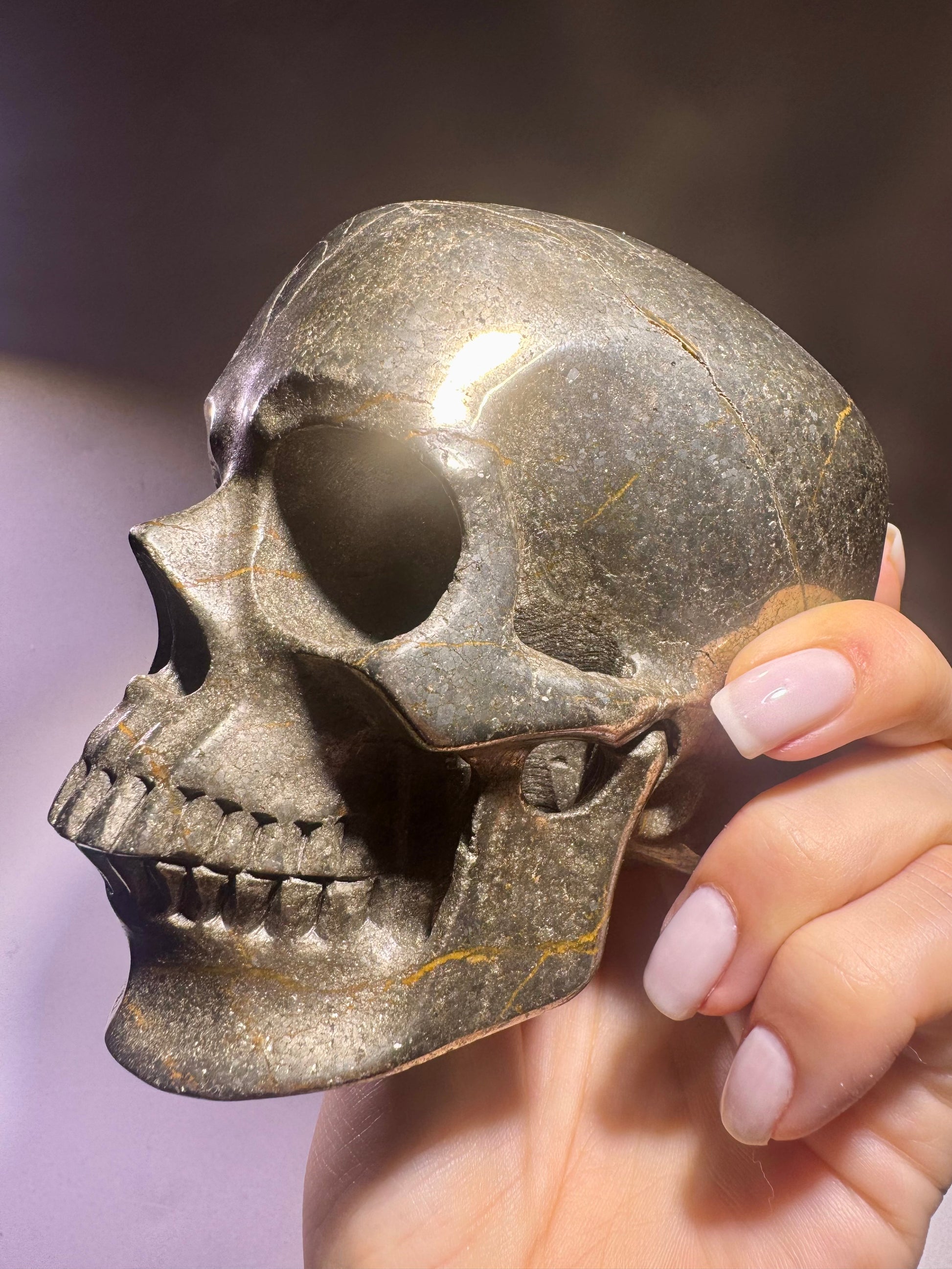 Pyrit Kristall Totenkopf – Massive Skulptur mit realistischen Zügen 12cm, 2.45kg