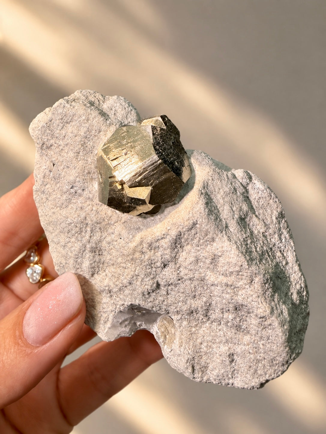 Pyrit Kristallstufe aus Spanien – naturbelassener Pyrit auf Muttergestein
