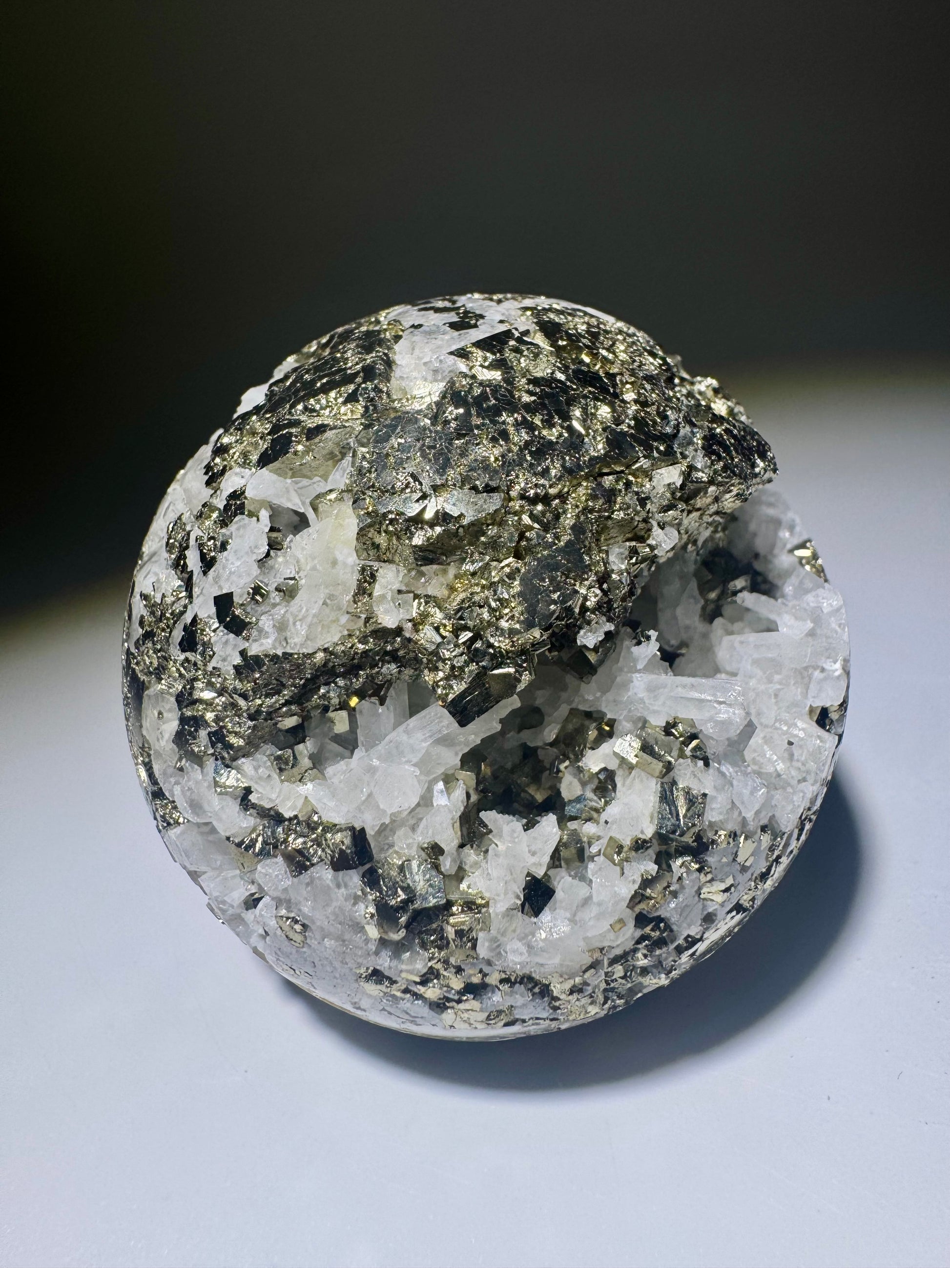 Pyrit Kugel mit Quarz Kristallen 6 cm – Edelstein aus Peru