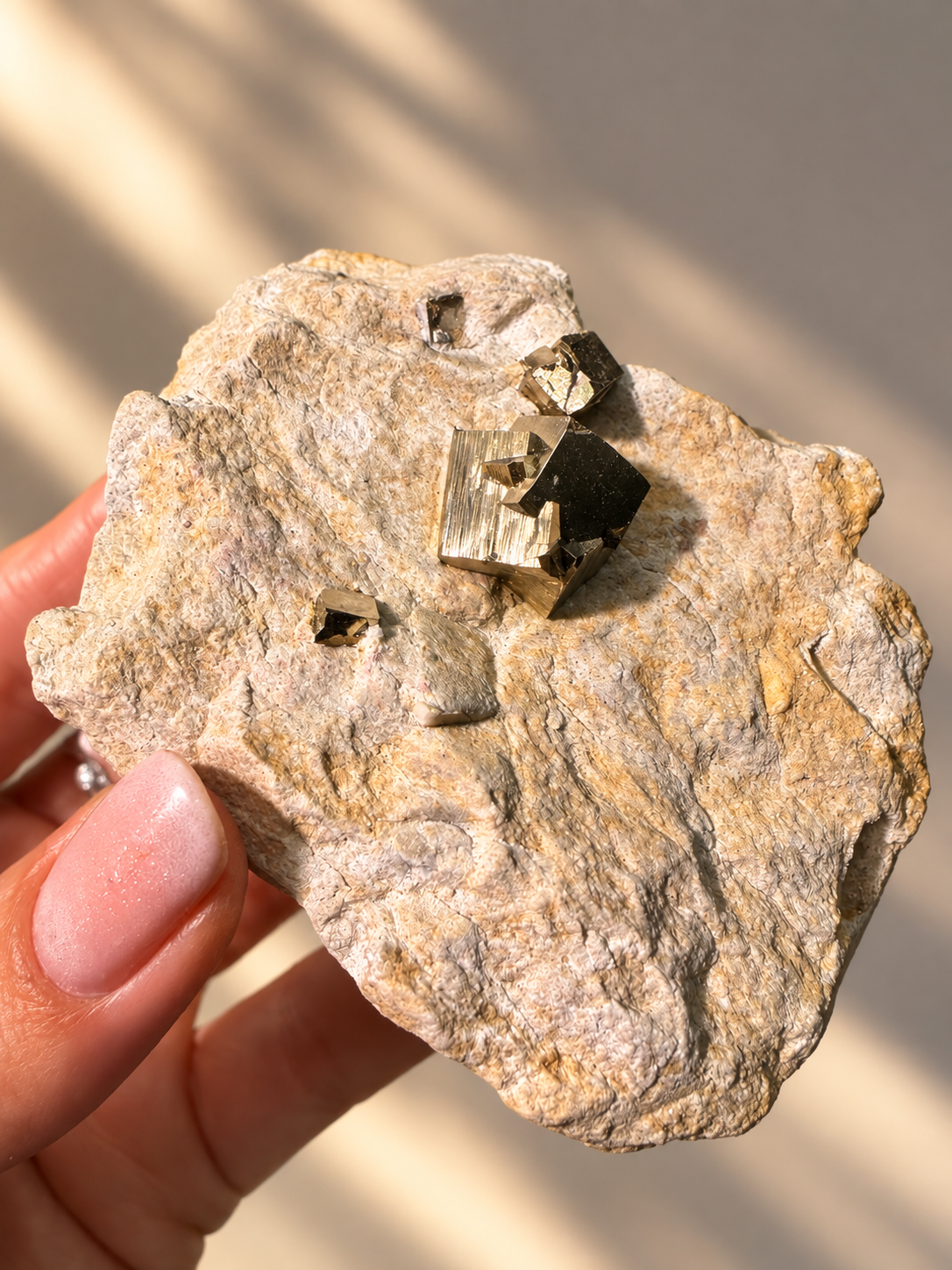 Pyrit Mineralstufe aus Spanien – geometrische Kristalle auf natürlicher Matrix