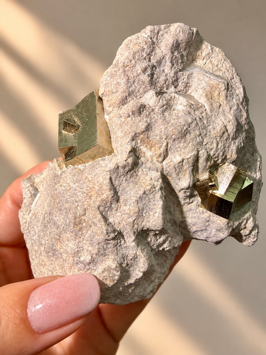 Pyrit auf Matrix aus Spanien – naturbelassene Premium Kristallstufe