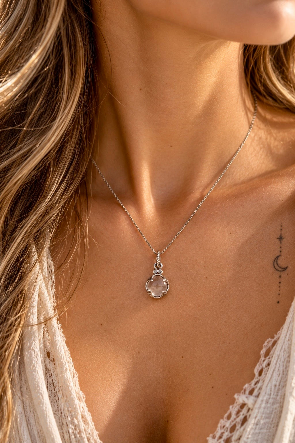 Quatrefoil Anhänger aus 925 Silber mit klarer Lemurian Bergkristall Kugel