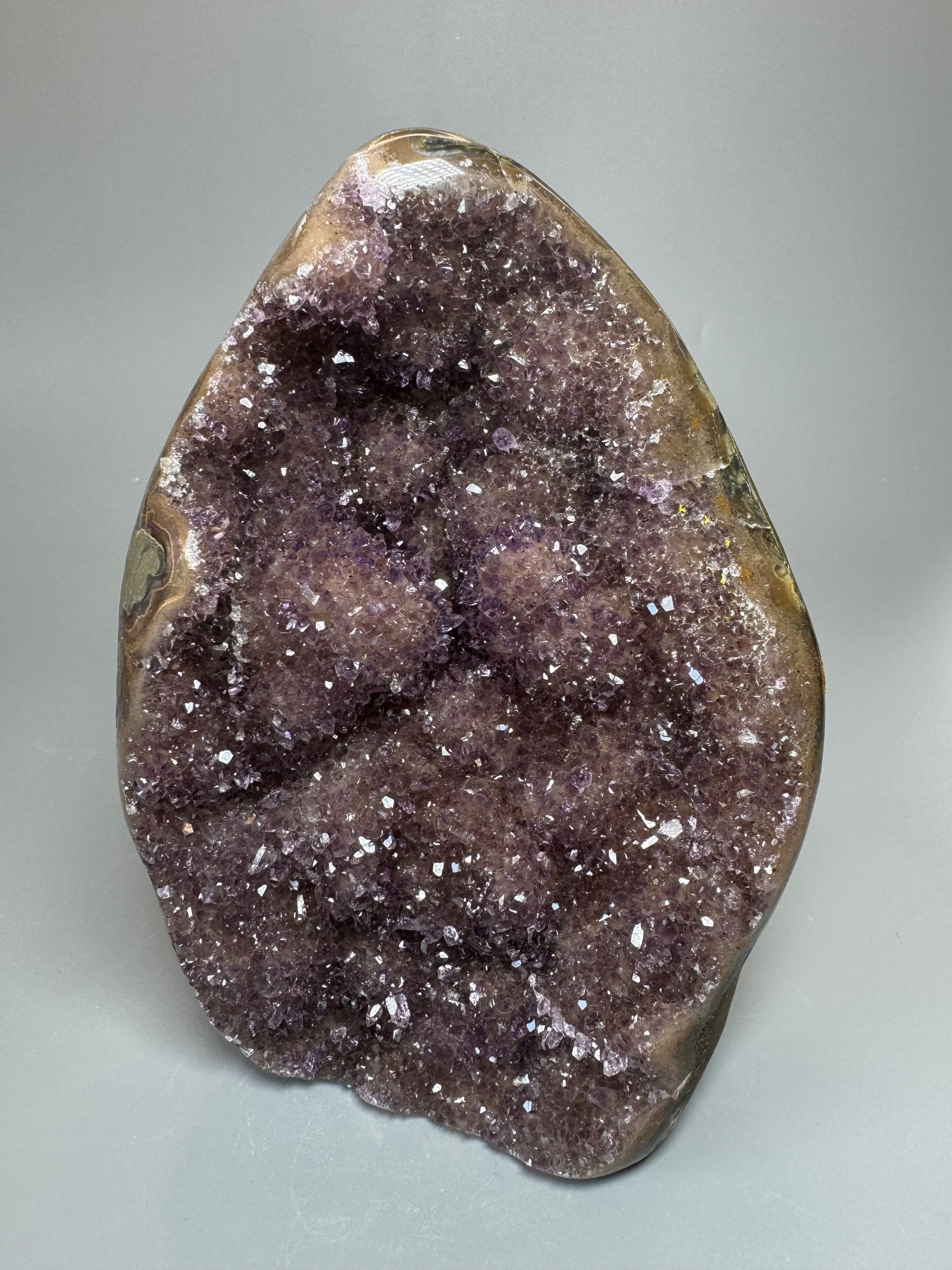 Aufgestellte Rainbow Amethyst Cutbase mit kräftigen altrosafarbenen Kristallen aus Uruguay – 17 cm hoch, 1.47 kg schwer
