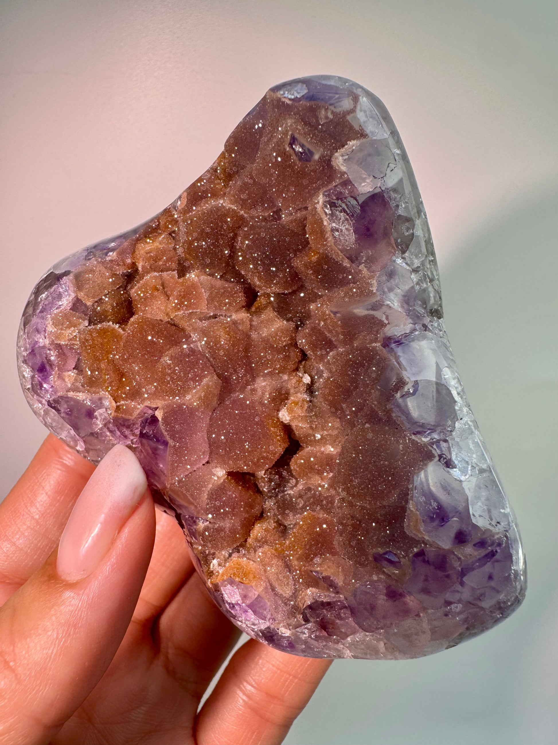Rainbow Amethyst Doppelkristall Freiform Uruguay 8 × 7 cm