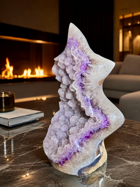 Rainbow Amethyst Flammenskulptur aus Uruguay mit Doppelkristallisation und verzuckerter Kristalloberfläche