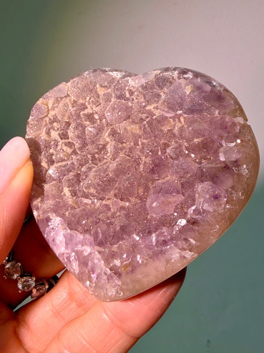 Rainbow Amethyst Herz 6 cm aus Uruguay mit funkelnden Kristallen