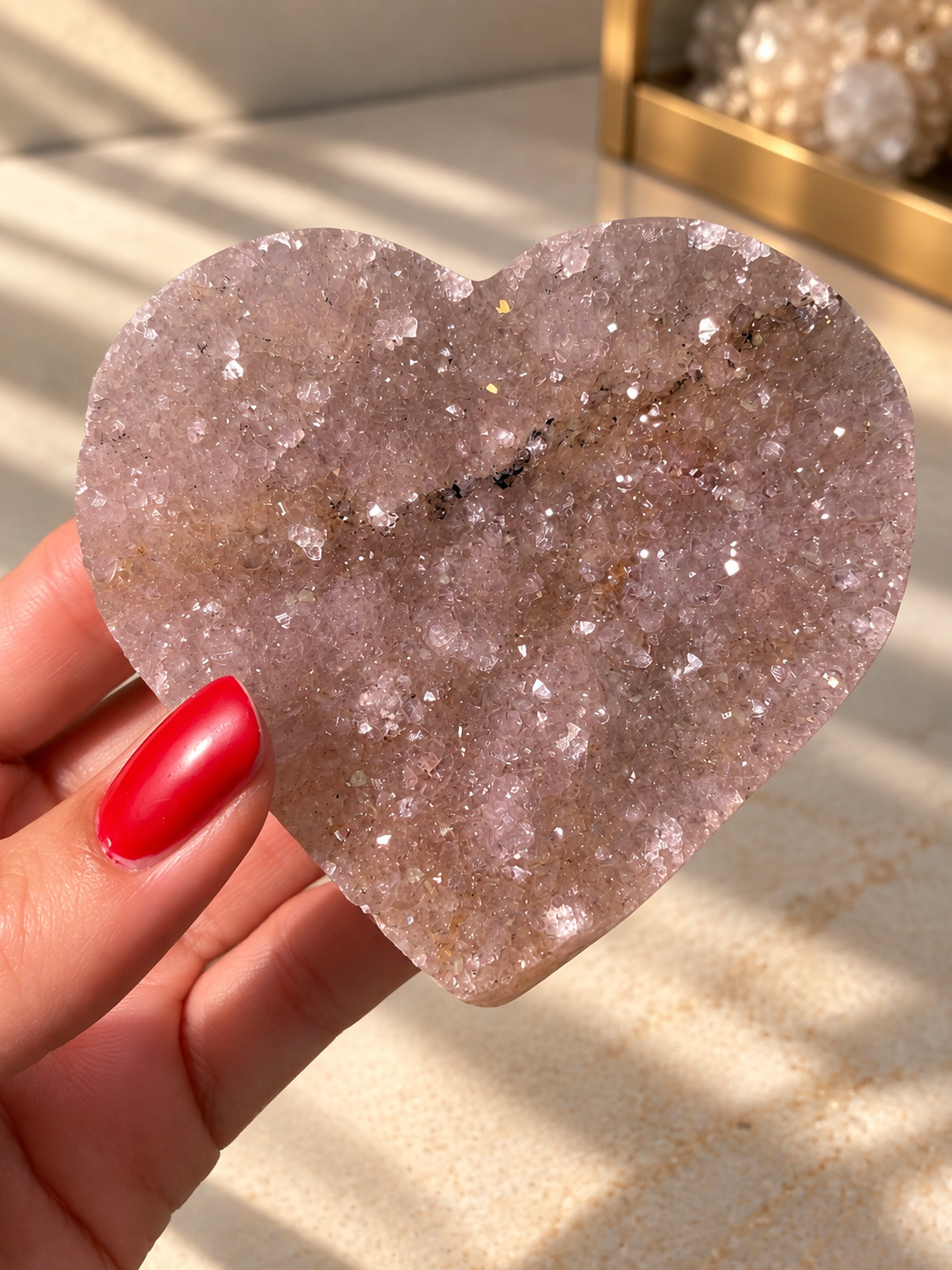 Rainbow Amethyst Herz aus Uruguay – Pastellfarben & funkelnde Kristallspitzen