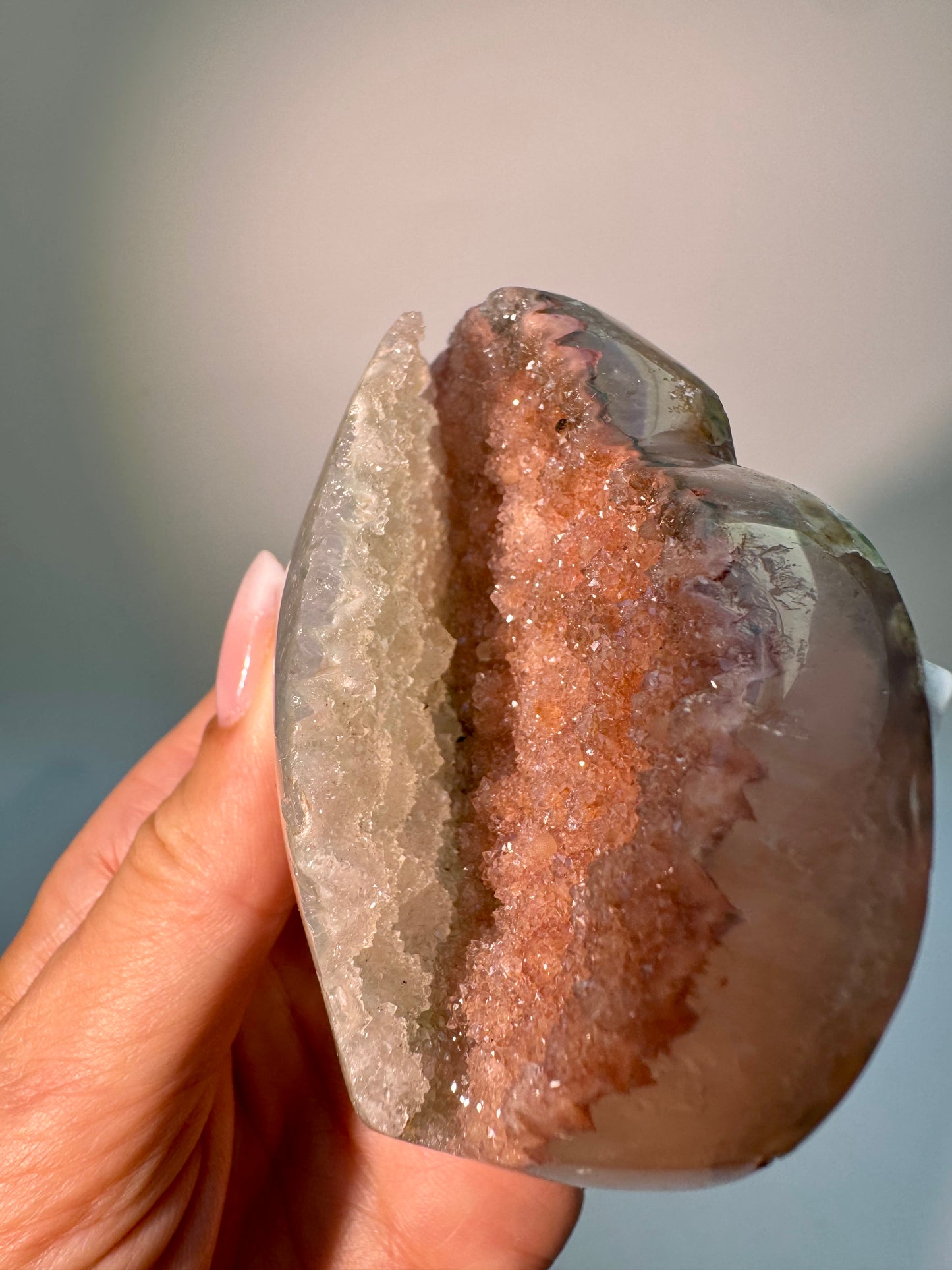 Rainbow Amethyst Herz mit seltener roter und weisser Doppelkristallisation aus Uruguay