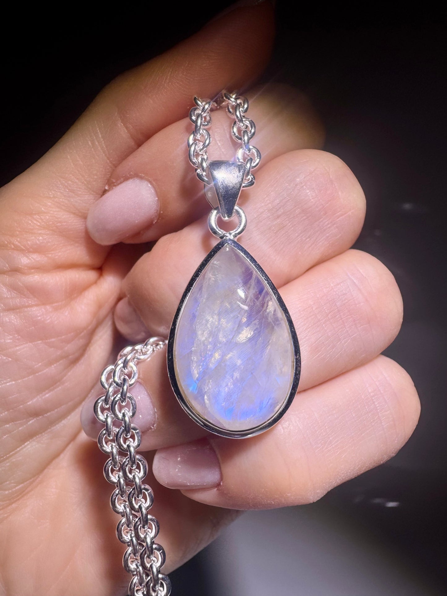 Rainbow Mondstein Anhänger 🌙 3.7 cm Tropfenform handgefasst in 925 Sterling Silber – mit optionaler Ankerkette 42 cm – magisches blaues Leuchten