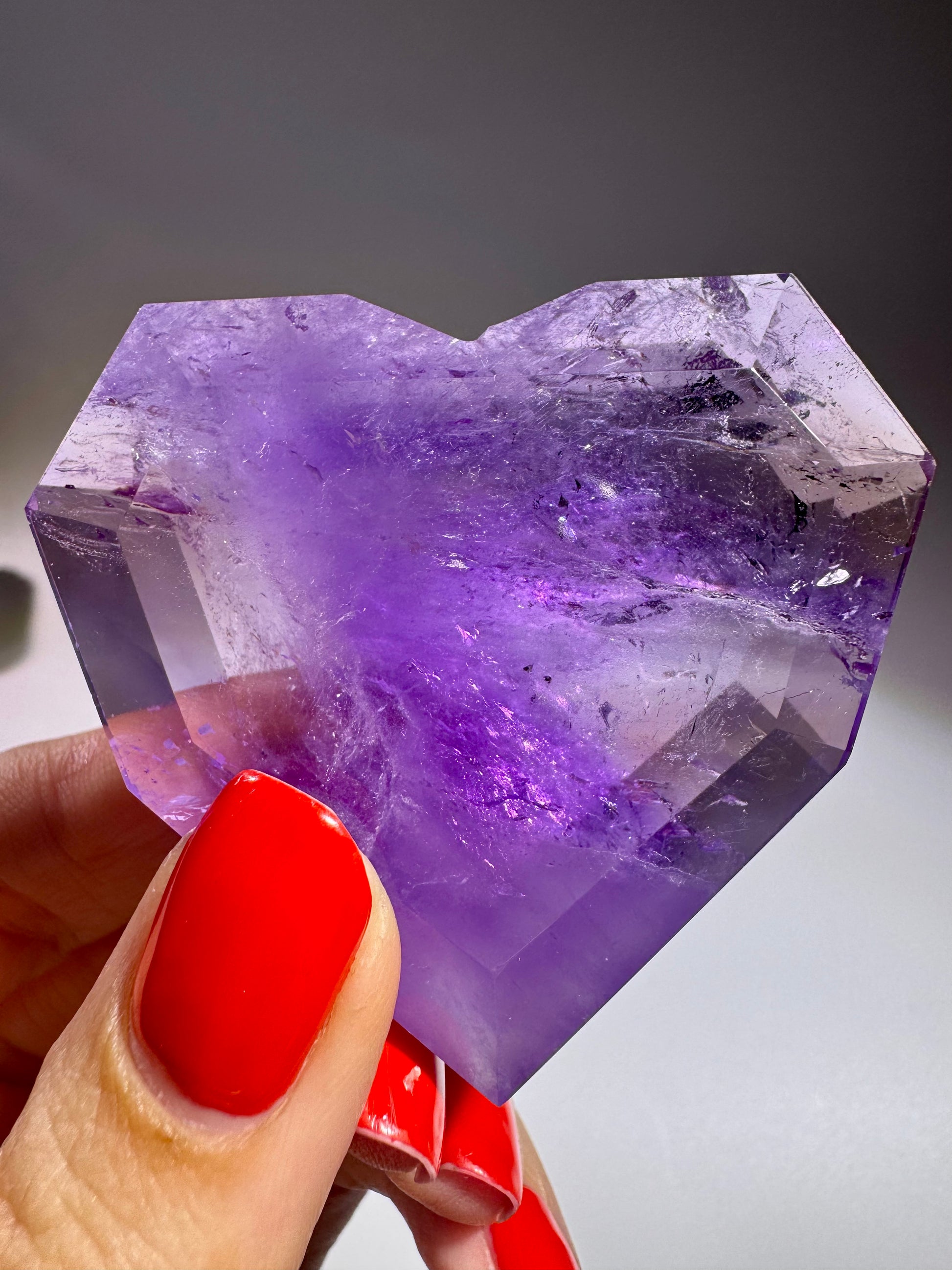 Regenbogen im Amethrin – Herzform mit tiefer Wirkung und seltener Entstehung