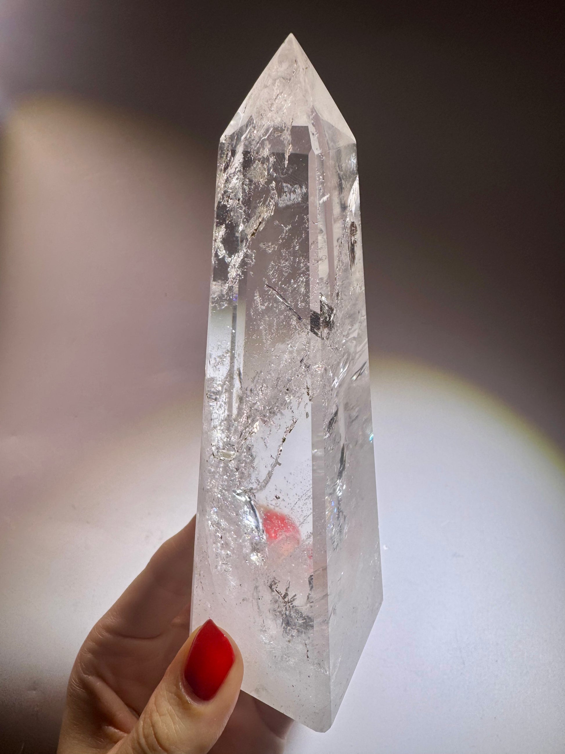 Reiner Bergkristall-Obelisk mit Lichtspiel – Brasilianisches Einzelstück, 14,5 cm, energetisch kraftvoll & optisch faszinierend
