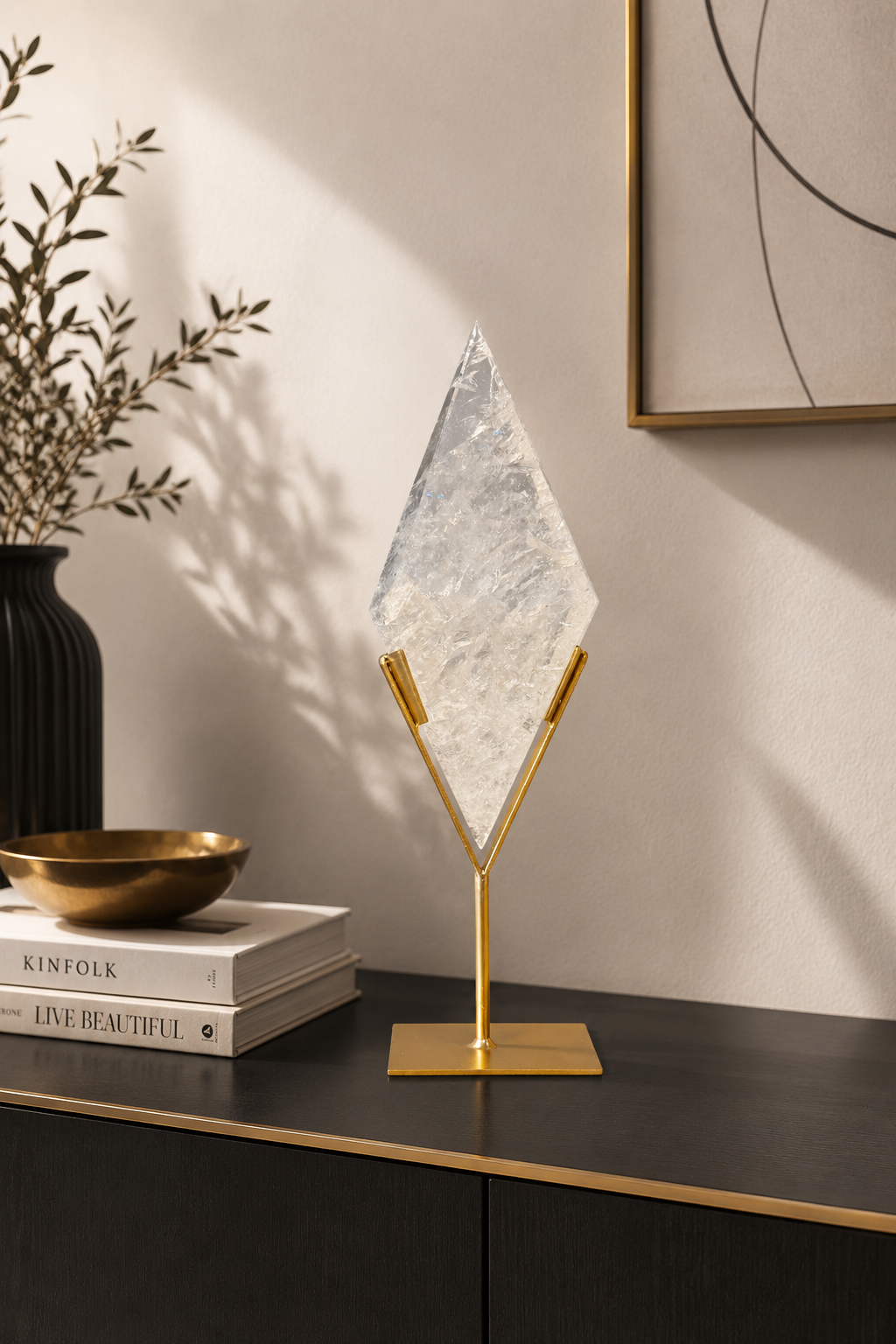 Rhombus-Kristallskulptur auf goldenem Ständer