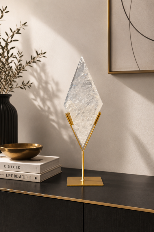 Rhombus-Kristallskulptur auf goldenem Ständer