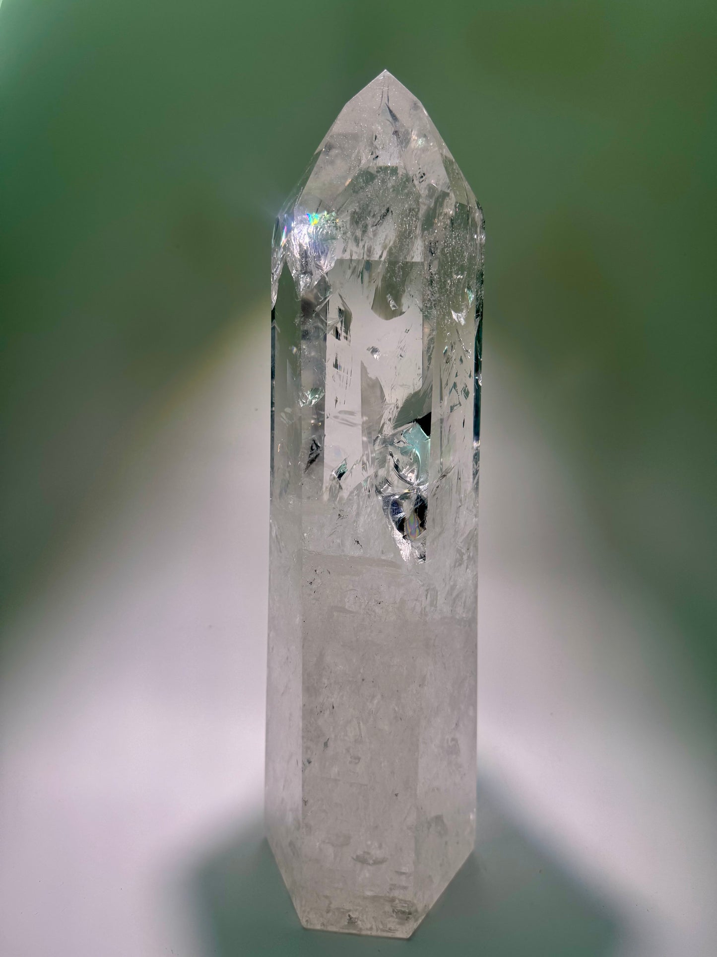     Riesige Lemurian Spitze 37 cm – extra klarer Kristall mit innerem Feuer und Regenbögen
