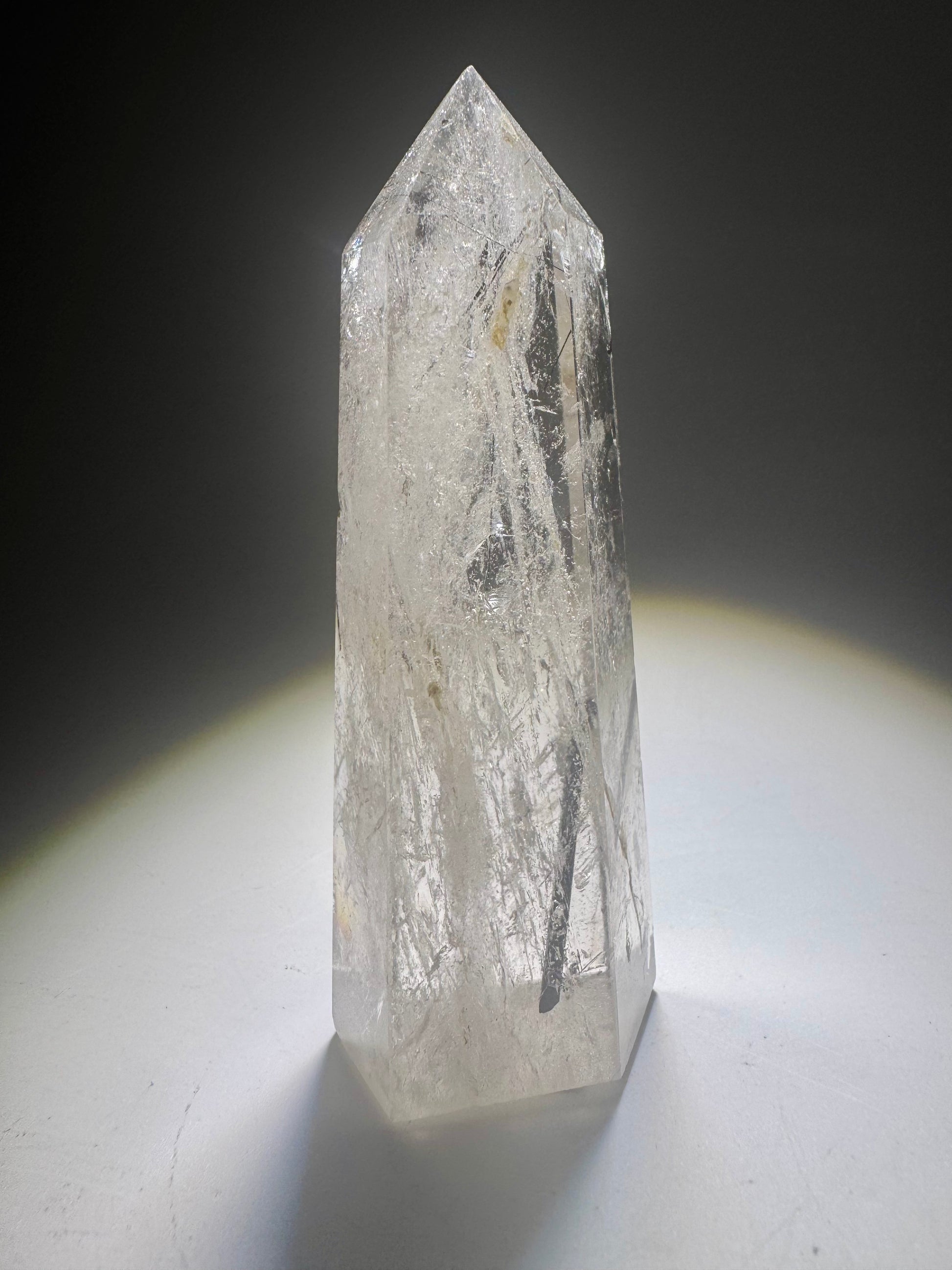 Rohkristall mit feinen Rutil-Inklusionen & schwarzem Turmalin – 9 cm, 118 g