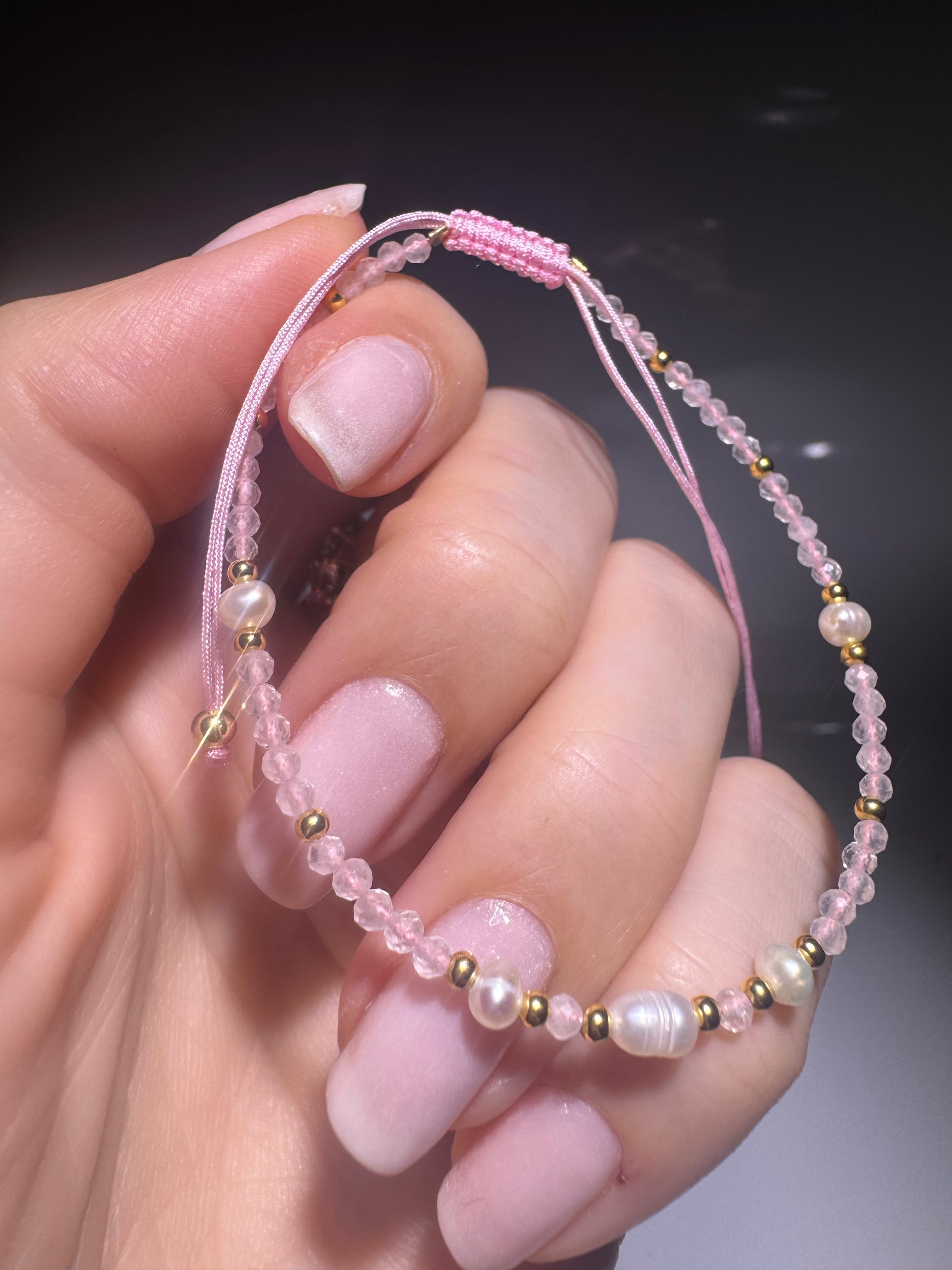 Rosenquarz-Armband mit echten Süsswasserperlen – 18K vergoldet
