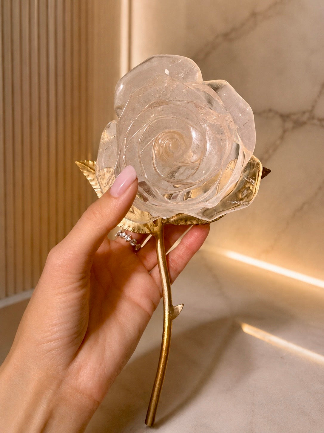 Rosenquarz Kristallrose mit goldenen Rosenblättern, handgefertigtes Unikat aus Brasilien