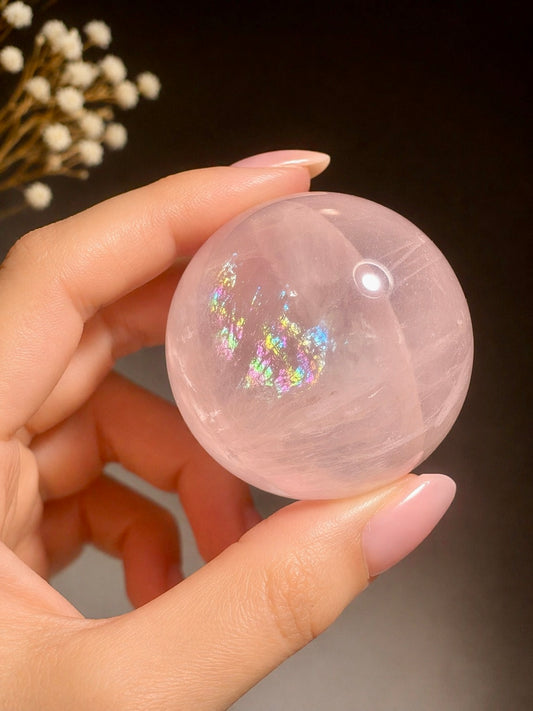 Rosenquarz Kugel mit Stern-Effekt, 195 g, zarte rosa Farbe mit Lichtreflexion