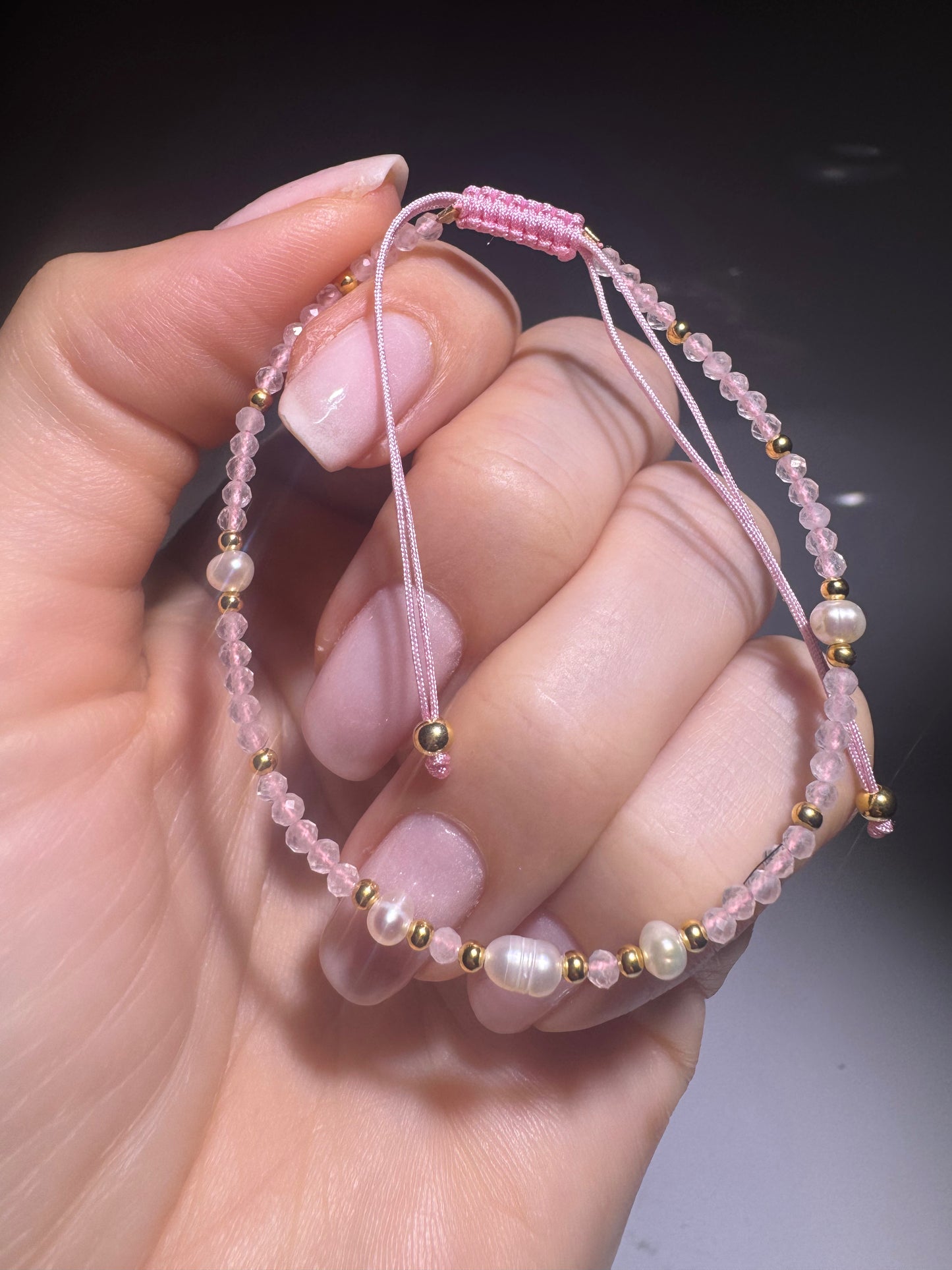 Rosenquarz & Perlen Armband kaufen – 18K vergoldet | UNIQUE CRYSTALS