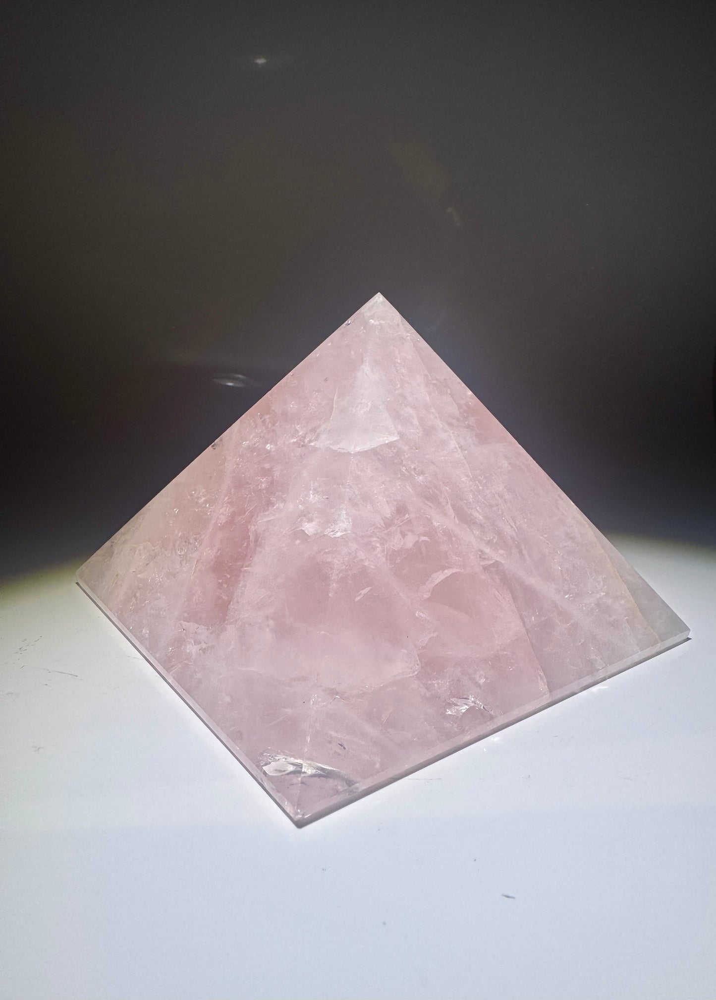 Rosenquarz Pyramide kaufen – Handgefertigt Brasilien | UNIQUE CRYSTALS