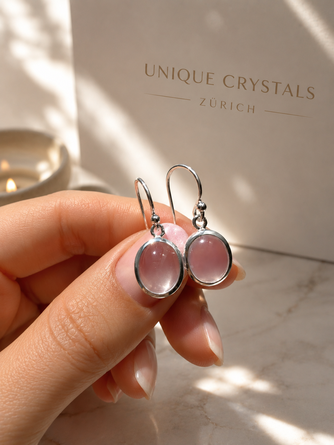 Rosenquarz für zarte Herzenswärme, Liebe und sanftes Strahlen. Jetzt online kaufen bei UNIQUE CRYSTALS Zürich.