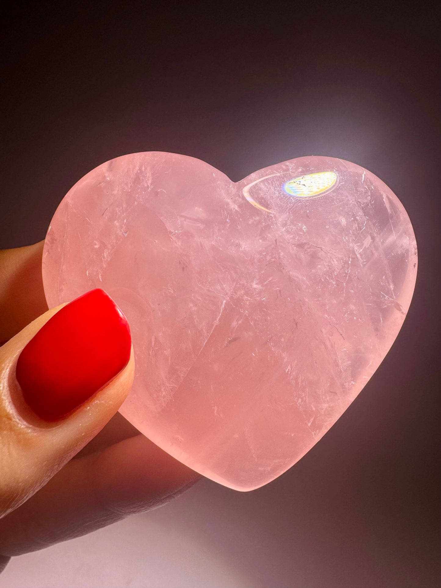 Rosenquarz mit bauchiger, beidseitig identischer Herzform – liebevolles Geschenk für Herzensmenschen