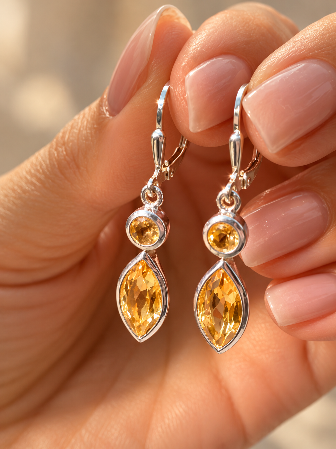Runde Citrine mit ca. 5 mm inklusive Fassung über facettierten Navette-Anhängern