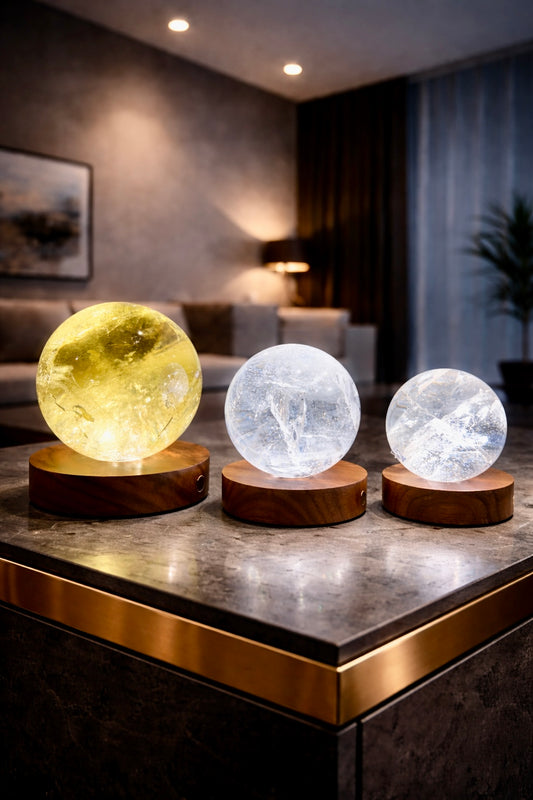 Runde LED-Lampe aus Nussbaumholz zur Beleuchtung von Kristallen & Edelsteinen