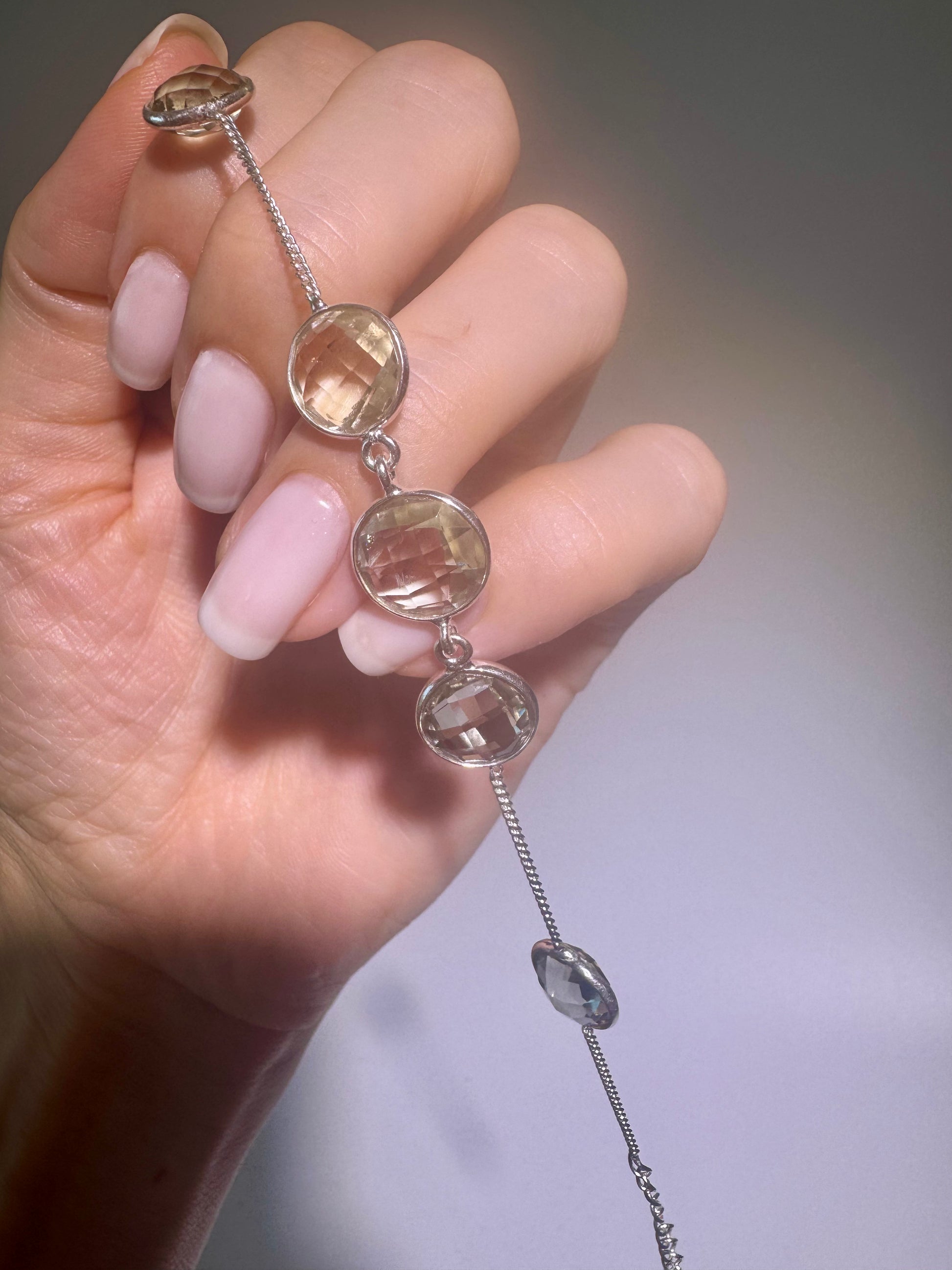 Rundgeschliffene Edelsteine – Grüner Amethyst (Brassiolith / Prasiolith) im 925 Silberarmband – handmade Qualität