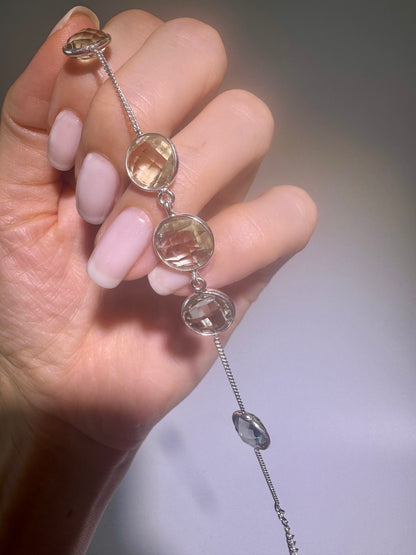 Rundgeschliffene Edelsteine – Grüner Amethyst (Brassiolith / Prasiolith) im 925 Silberarmband – handmade Qualität