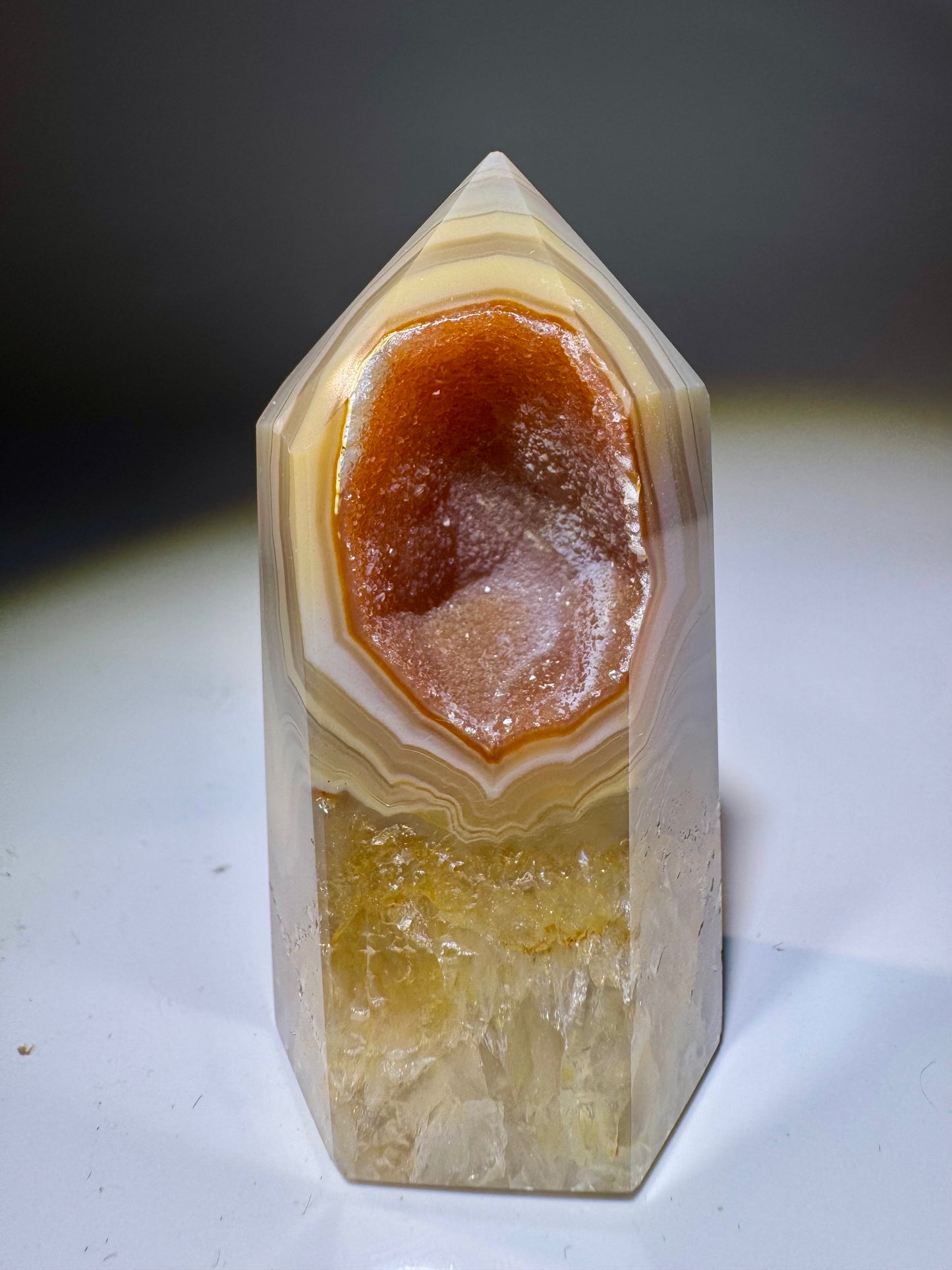 Süsse orangebraune Achat-Spitze aus Brasilien 6.7cm