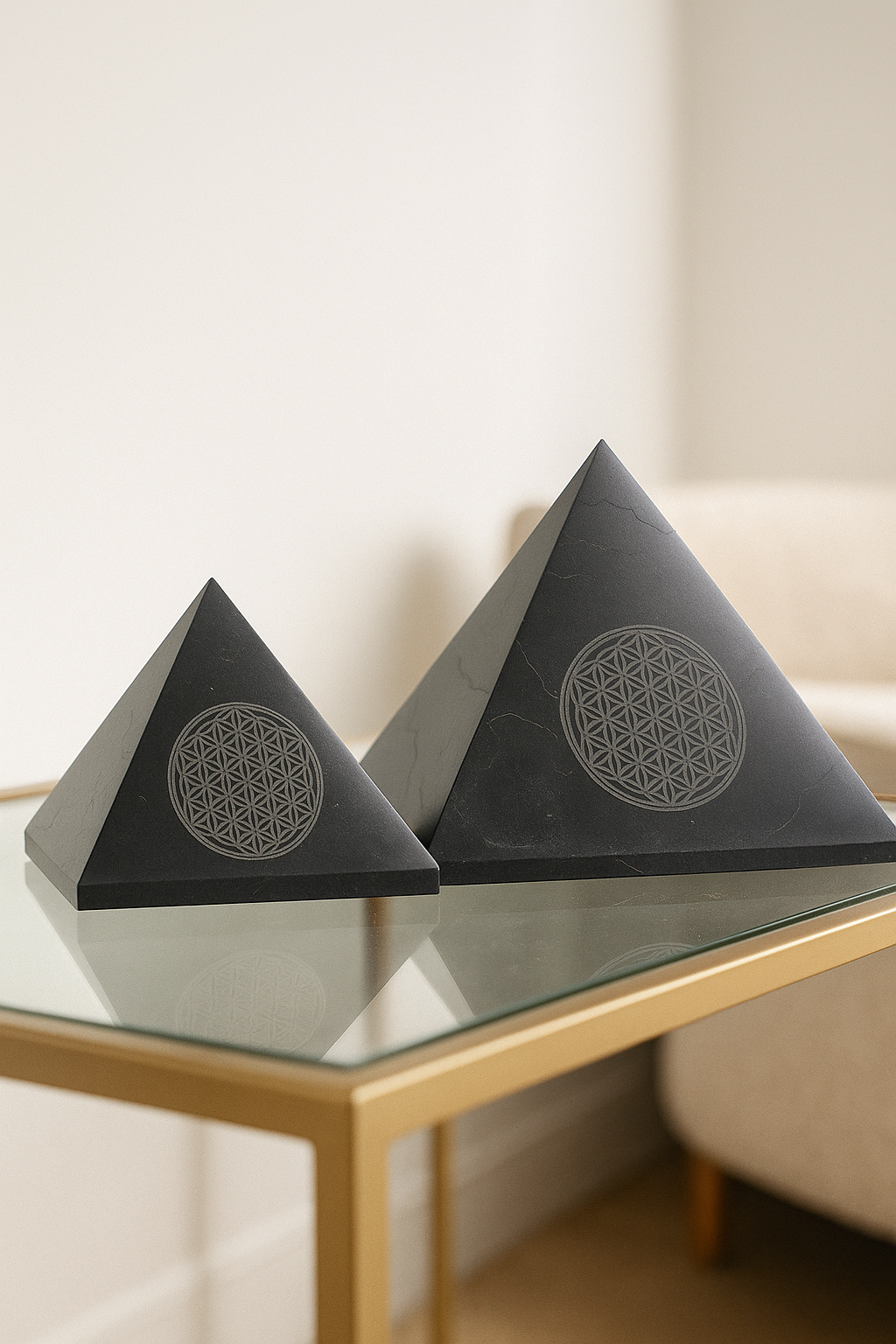 Schungit-Pyramide mit Blume des Lebens – Energie & Schutz 