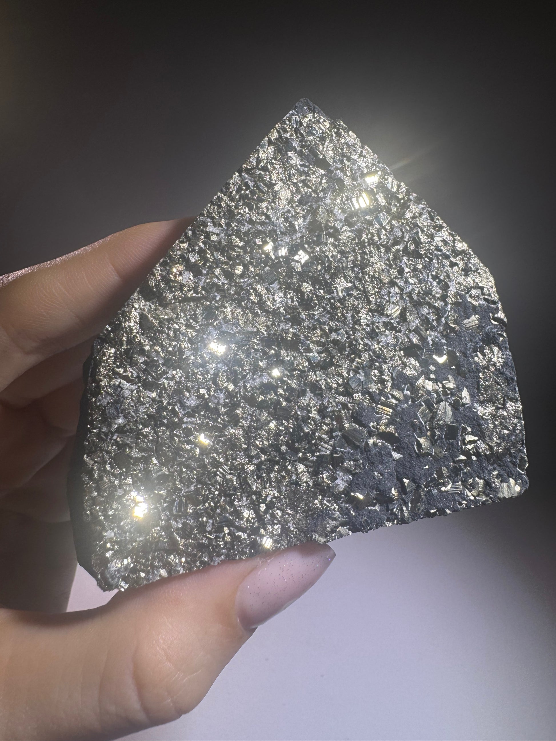 Schungit-Pyramide mit Pyrit Kristallen – 7 cm, 199 g – Schutz & Glück, energetischer Ausgleich, Unikat aus Brasilien