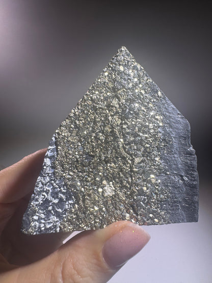 Schungit-Pyramide mit Pyrit Kristallen – 7 cm, 233 g – Schutz, Glück & Energie-Ausgleich, Unikat aus Brasilien