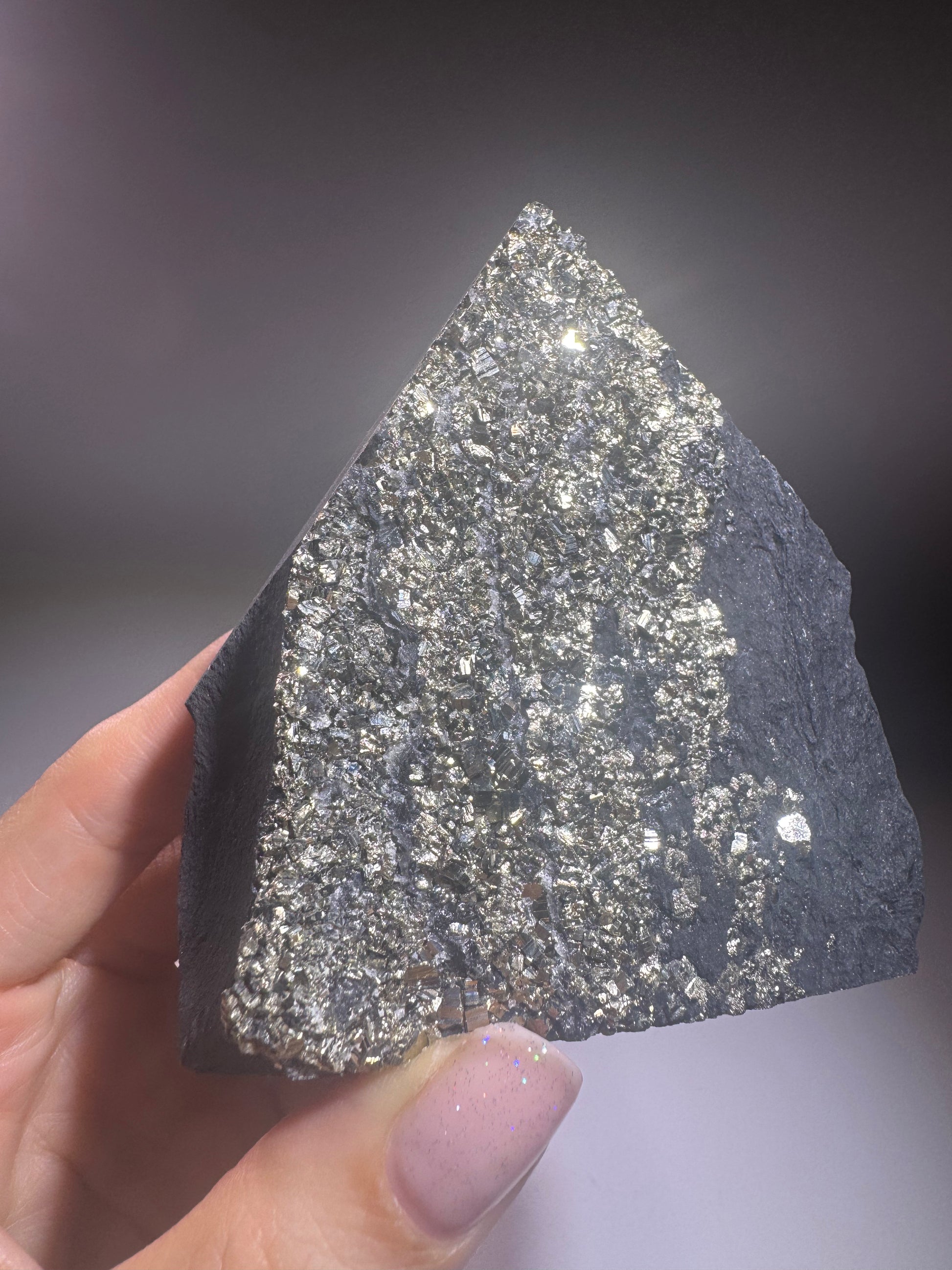 Schungit-Pyramide mit Pyrit Kristallen – 8 cm, 271 g – Schutz vor Strahlung, Glück & Energie, Brasilien Unikat