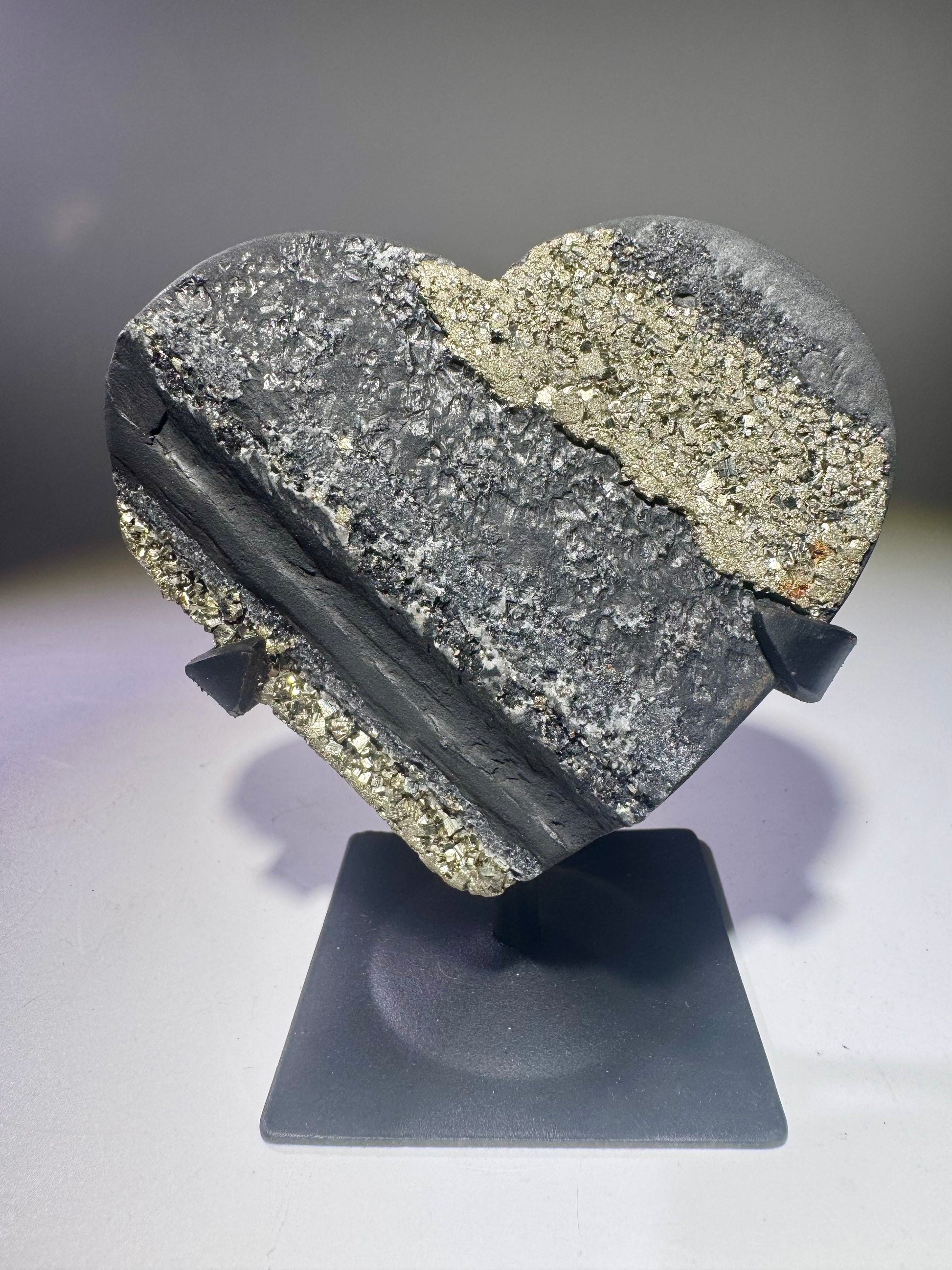 Schungit-Pyrit Herz – 9.5 cm, 266 g, Brasilien, kraftvoller Schutzstein mit Energiestabilisierung