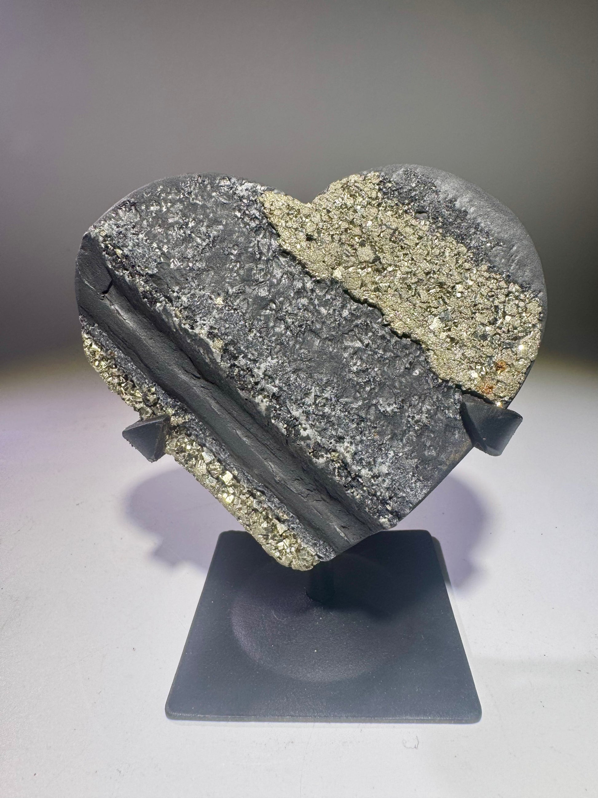 Schungit Herz mit Pyrit – 9.5 cm, 266 g, Brasilien, Schutz vor elektromagnetischer Strahlung