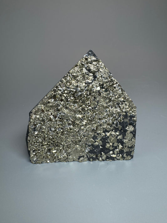 Schungit Pyramide mit Pyrit – 7 cm, 199 g, schützende Energie & Glücksstein