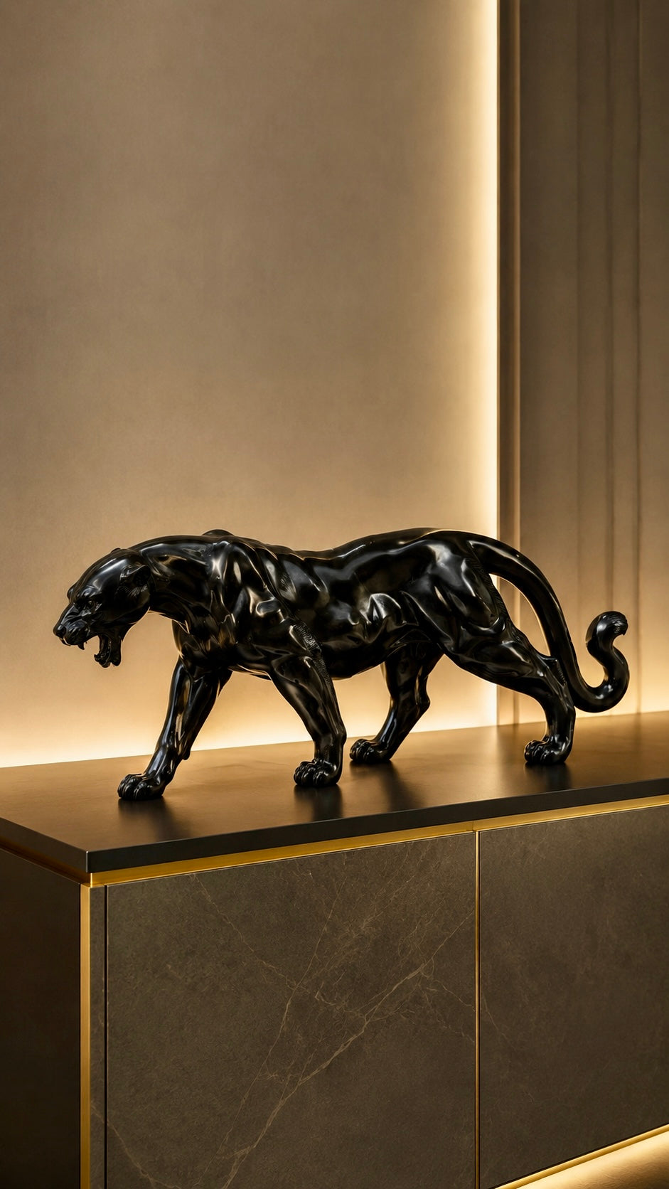 Schwarze Jade Raubkatze, detaillierte Panther Figur mit seidigem Goldschimmer, handgearbeitetes Einzelstück, 27 cm lang