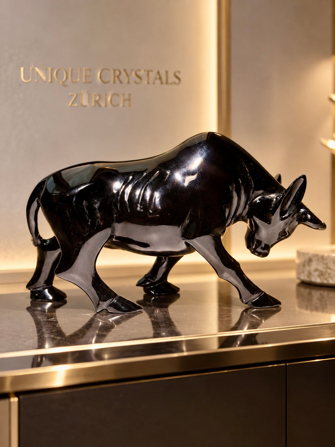 Schwarzer Obsidian Wall Street Bull, detaillierte handgefertigte Bullen Skulptur aus echtem Naturstein