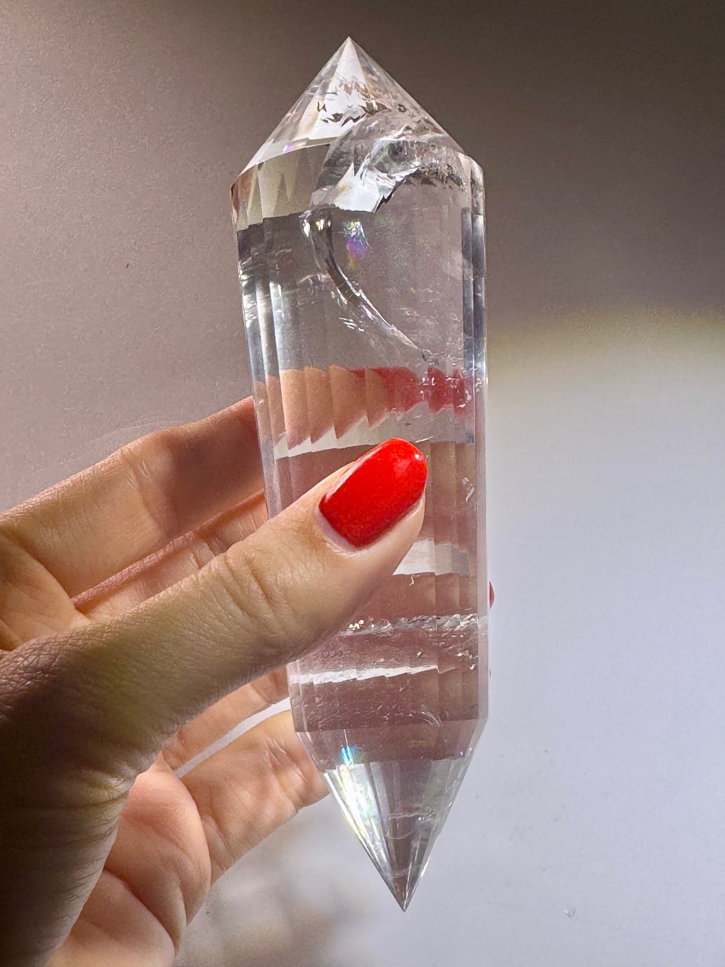 Selten klarer Lemurian-Vogel-Cut aus Brasilien – 14,2 cm lang, 4,2 cm breit, mit mehreren natürlichen Regenbögen
