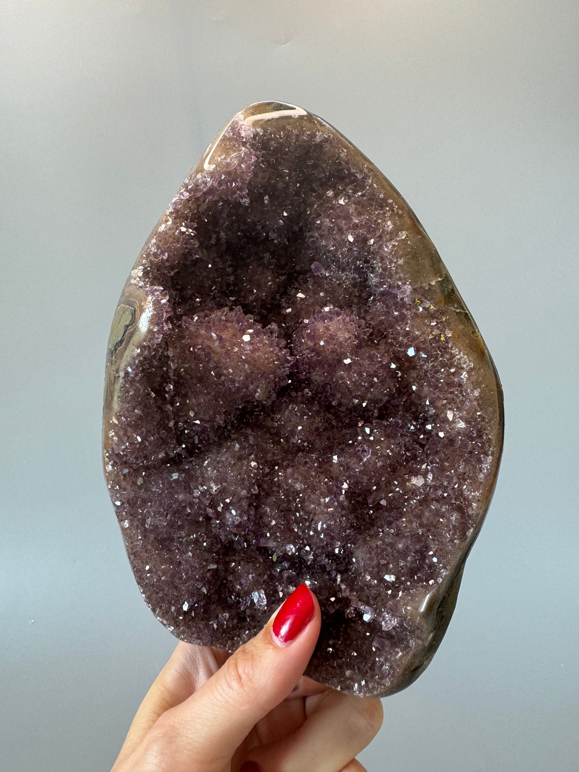 Seltene Amethyst-Druse in Cutbase-Form mit intensiver rosa-violetter Farbe aus Uruguay in perfekter Kristallausbildung