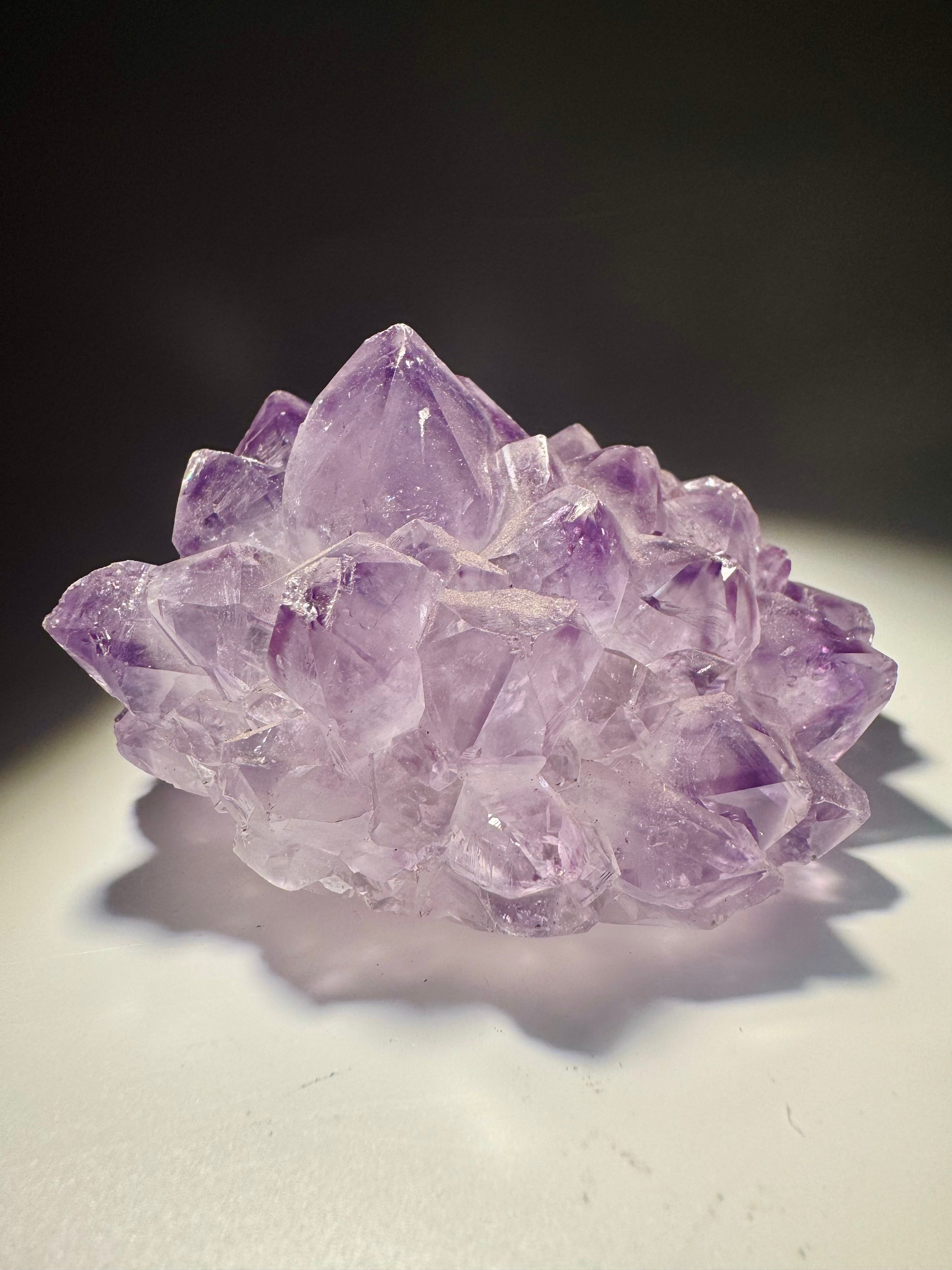 Seltene Amethystblüte aus Uruguay mit transparenten Spitzen & polierter Rückseite