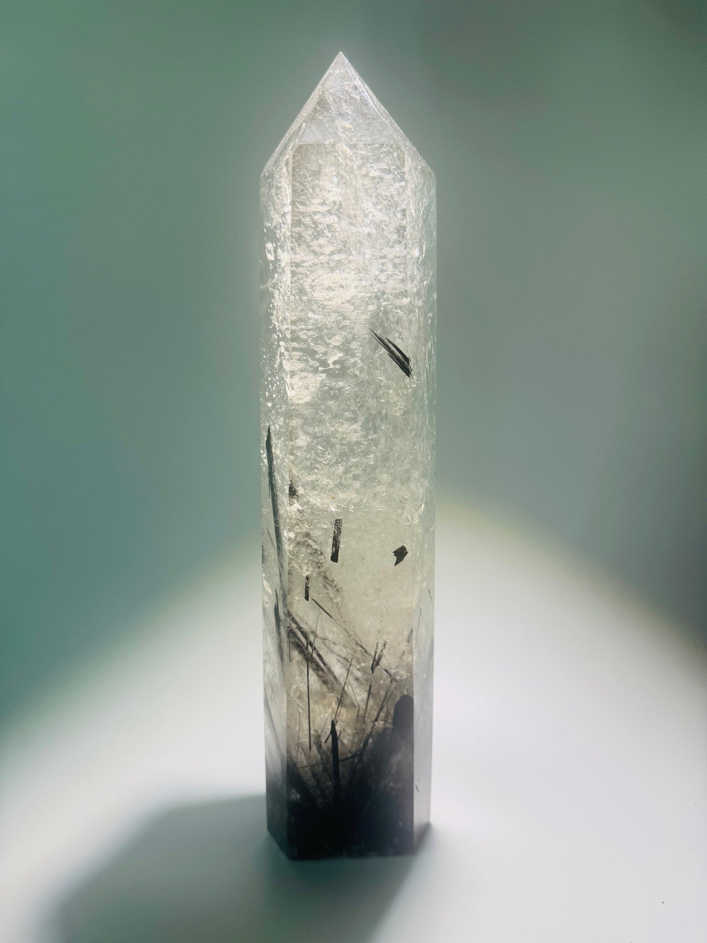 Seltene Kristallspitze mit Turmalin-Einschlüssen – Brasilien